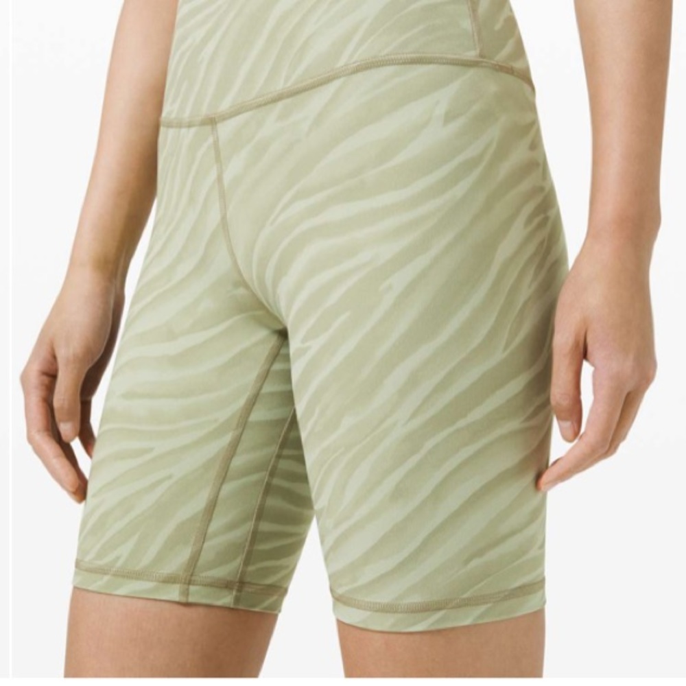 NEW - Lululemon Align Short 8"
Le Tigre Camo Green Fern Multi size 0